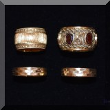 J09. Gold rings. 